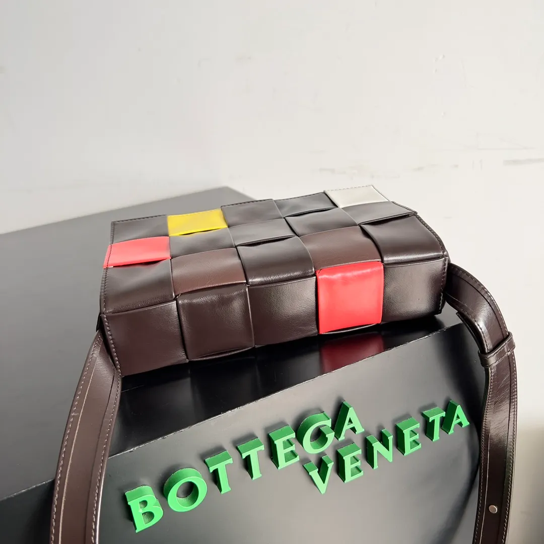 Batch 1880 BottegaVeneta new Cassette series men's fashion, colorful style trend‼ ️Macaron color matching Cassette's latest color check style is suitable for you who are leading the fashion 🌟 Braided Reverie, modern style and color ✨ Unisex, fashionable and practical, a must-have bag, easy to match with a high-end feel, very light weight, lazy and casual Style number: 667298 Size: 23*15*5cm